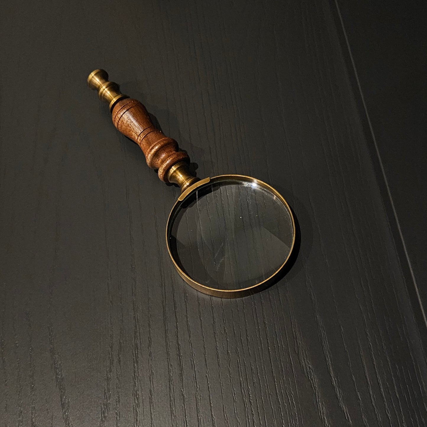 Antiqued Traditonal Magnifying Glass with Wooden Handle