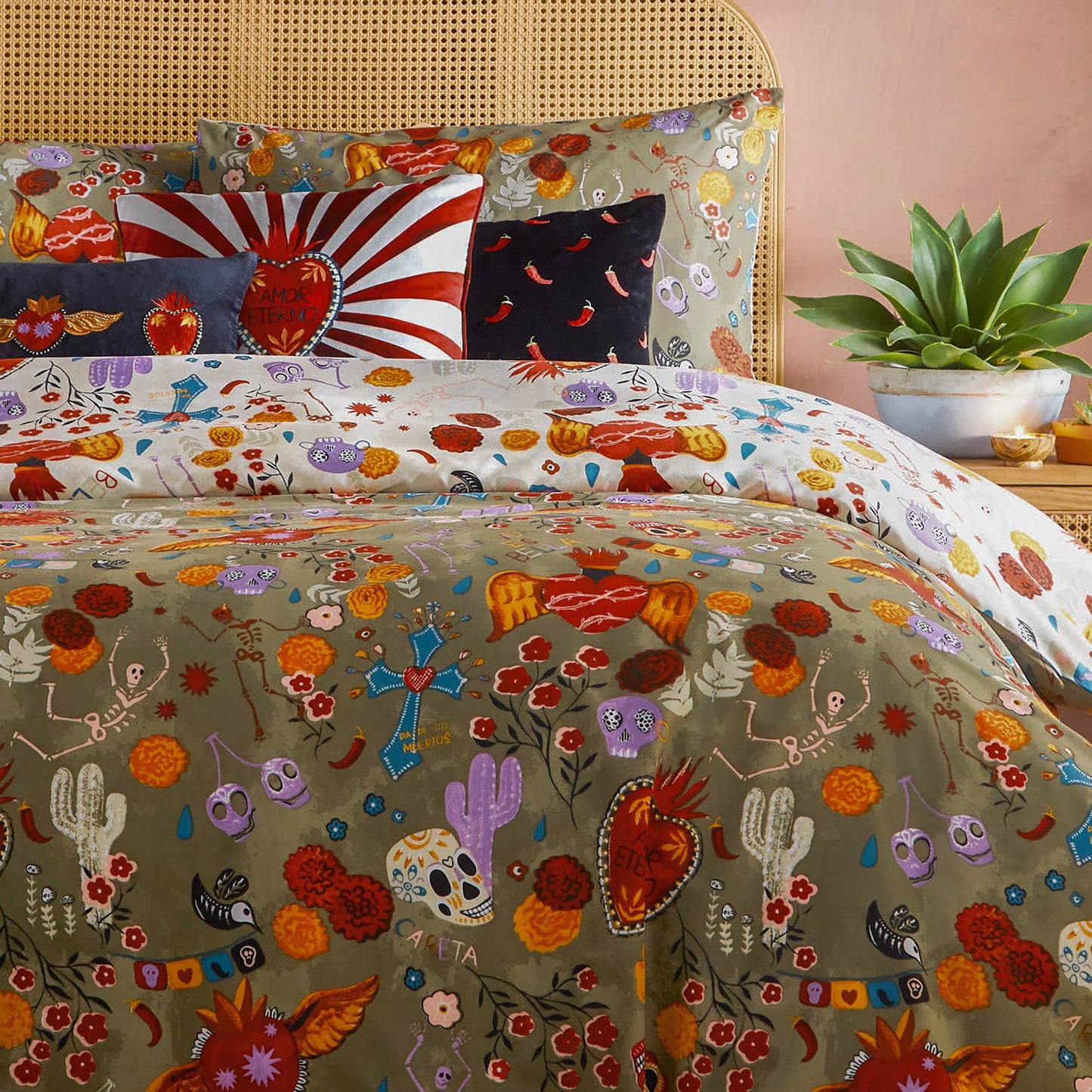 Amor Eterno Velvet Piped Cushion